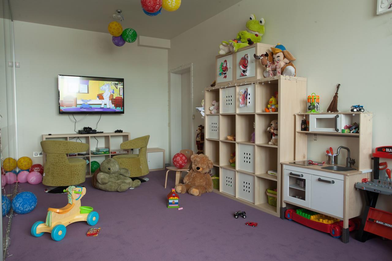 Amira Boutique Hotel Bansko Eksteriør billede A typical nursery room